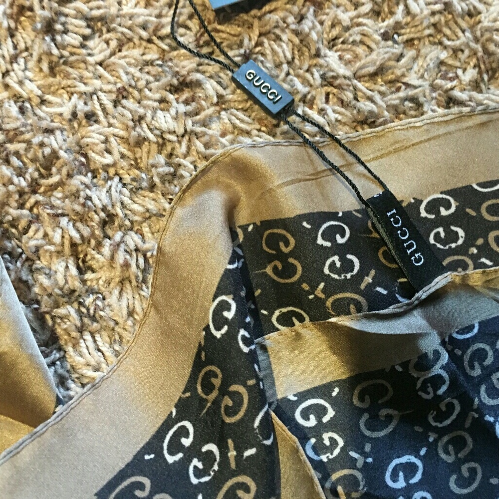 100% real Gucci GG print allover 100%silk scarf - Picture 6 of 6